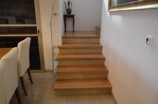מדרגות - מדרכי עץ אלון ורום חיפוי תואם לריצוף
