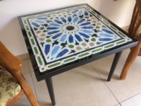 שולחן קפה מרובע עם מנדלה עבודת אמנות