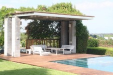 פינת ישיבה לצד בריכת שחיה