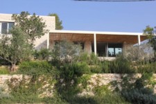 מבט מבחוץ אל הבית