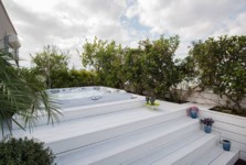 ג'קוזי פרטי חלק מעיצוב מרפסת בפנטהאוז במרכז הארץ
