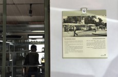 שלט קיר הסטורי תחנת האוטובוס הראשונה ברמת-גן