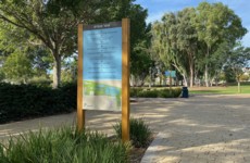 שלט כניסה צד קדמי, פארק הרצליה הותיק