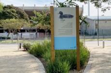 שלט כניסה צד אחורי, פארק הרצליה הותיק